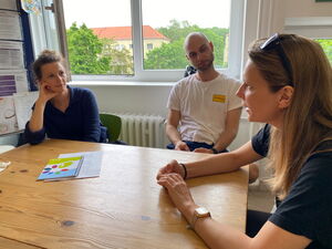 Das Outreach-Team im Gespräch mit Gloria Theuerl von der tandem-Schulsozialarbeit Das Outreach-Team im Gespräch mit Gloria Theuerl von der tandem-Schulsozialarbeit