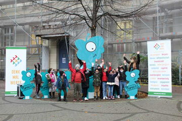 Der Alien Denk-Mal-Wert Teamgeist auf dem Schulhof in der Wedding-Grundschule Der Alien Denk-Mal-Wert Teamgeist auf dem Schulhof in der Wedding-Grundschule