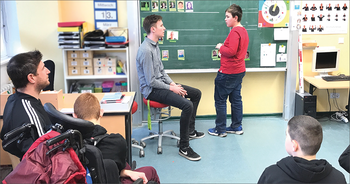 Shawn Röpke über seine Erfahrungen als Erzieher in Ausbildung in einem Förderzentrum Erzieher in Ausbildung in Lernsituation im Klassenzimmer