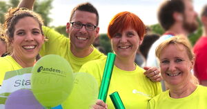Gemeinsam ins Ziel - unser Motto beim Staffellauf der Berliner Wasserbetriebe Staffellauf - ein tandem Laufteam im Ziel