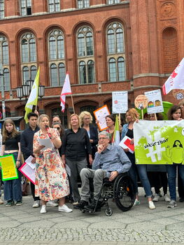 Ria Schneider redet vor dem Roten Rathaus Briefe an Kai Rede von Frau Schneider