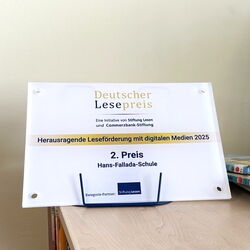 Lesepreis Plakette 2. Preis Herausragende Leseförderng mit digitalen Medien 2025 Lesepreis Plakette 2. Preis Herausragende Leseförderng mit digitalen Medien 2025