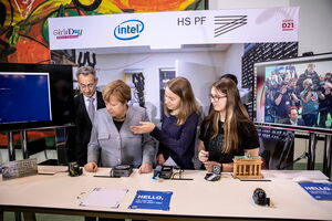 Girls' Day 2019: Schülerinnen zeigen Angela Merkel eine Station im Parcours Girls' Day 2019: Schülerinnen zeigen Angela Merkel eine Station im Parcours