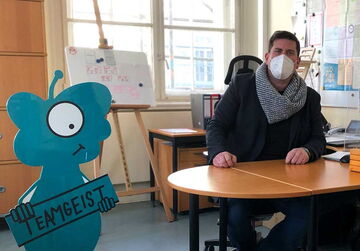 Ein Teamgeist-Werte-Alien im Büro der Schulleitung der Wedding Grundschule Ein Teamgeist-Werte-Alien im Büro der Schulleitung der Wedding Grundschule