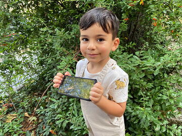 Kita-Kinder vor dem digitalen Fotorahmen Kita-Kinder vor dem digitalen Fotorahmen