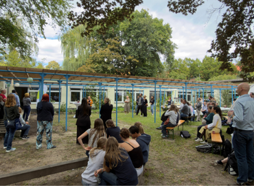 Gut besucht: Gäste und Jugendliche verfolgen das Programm zur Eröffnung.