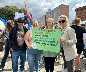 Schülerin mit Schulsozialarbeiterinnen und Schulleitung bei der Demo Schülerin mit Schulsozialarbeiterinnen und Schulleitung bei der Demo