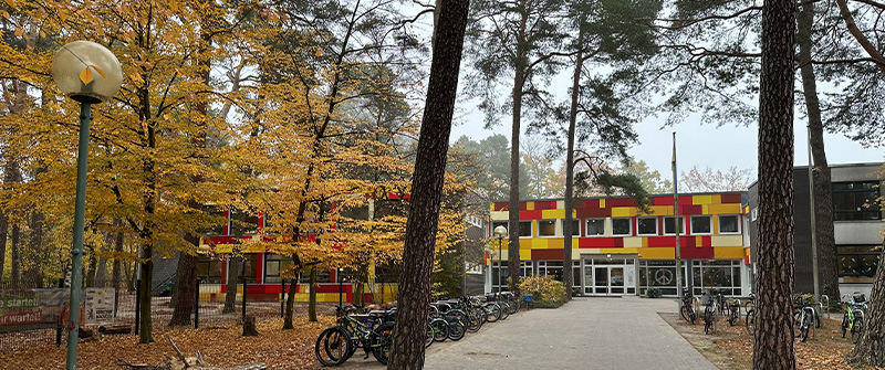 Schulsozialarbeit an der Pestalozzi-Schule, integrative Grundschule sowie ein Sonderpädagogisches Förderzentrum mit den Förderschwerpunkten „Geistige Entwicklung“ und „Lernen“, eine Gruppe von Schüler*innen läuft mit einem Drachen Schulsozialarbeit an der Pestalozzi-Schule, integrative Grundschule sowie ein Sonderpädagogisches Förderzentrum mit den Förderschwerpunkten „Geistige Entwicklung“ und „Lernen“, eine Gruppe von Schüler*innen läuft mit einem Drachen