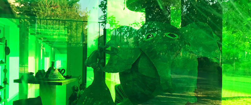 Schulsozialarbeit an der Schule am Mummelsoll, Förderzentrum, Schwerpunkt "Geistige Entwicklung", Berlin Marzahn-Hellersdorf, Blick in ein grünes Fenster Schulsozialarbeit an der Schule am Mummelsoll, Förderzentrum, Schwerpunkt "Geistige Entwicklung", Berlin Marzahn-Hellersdorf, Blick in ein grünes Fenster