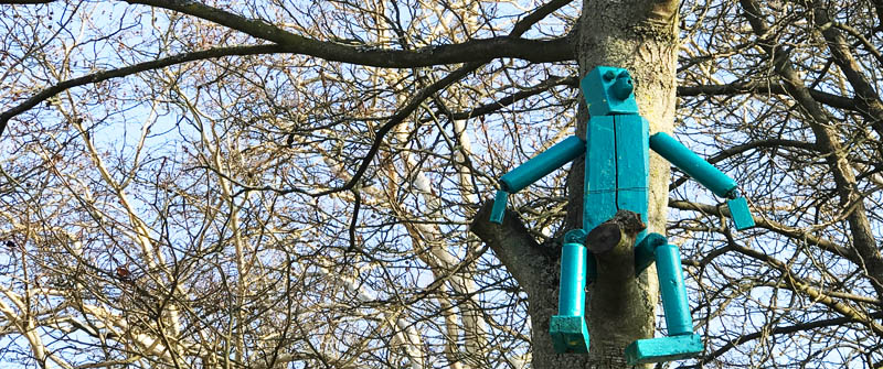 Schule am Park, Ergänzende Förderung und Betreuung, Holzfigur auf dem Baum Schule am Park, Ergänzende Förderung und Betreuung, Holzfigur auf dem Baum