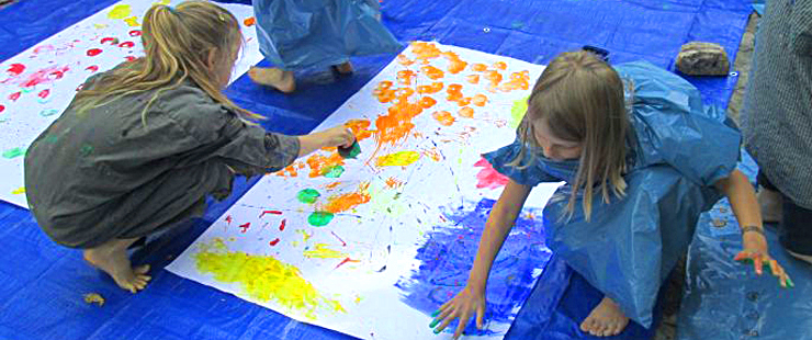Schulbezogene Sozialarbeit an der Grundschule an der Bäke, Berlin Steglitz-Zehlendorf, malende Kinder Schulbezogene Sozialarbeit an der Grundschule an der Bäke, Berlin Steglitz-Zehlendorf, malende Kinder